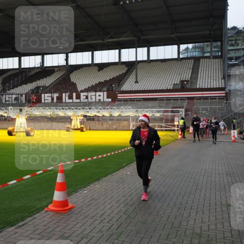 07.12.2025 - St. Pauli X-Mass-Run No. 15 Fabian Wolf http://msf.ph/oto/9395910 07.12.2025 10:34:31 Ziel 2212, 2639, 3389, 3390, 4316, 4317, 4336, 4337 meine-sportfotos.de
