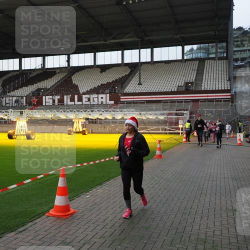 07.12.2025 - St. Pauli X-Mass-Run No. 15 Fabian Wolf http://msf.ph/oto/9395912 07.12.2025 10:34:32 Ziel 2212, 2639, 3389, 3390, 4316, 4317, 4336, 4337 meine-sportfotos.de