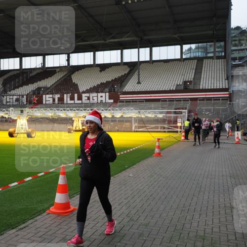 07.12.2025 - St. Pauli X-Mass-Run No. 15 Fabian Wolf http://msf.ph/oto/9395915 07.12.2025 10:34:32 Ziel 2212, 2639, 3389, 3390, 4316, 4317, 4336, 4337 meine-sportfotos.de