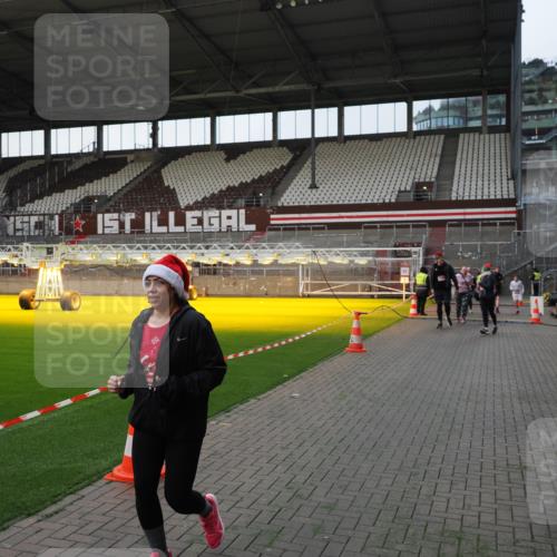 07.12.2025 - St. Pauli X-Mass-Run No. 15 Fabian Wolf http://msf.ph/oto/9395916 07.12.2025 10:34:32 Ziel 2212, 2639, 3389, 3390, 4316, 4317, 4336, 4337 meine-sportfotos.de