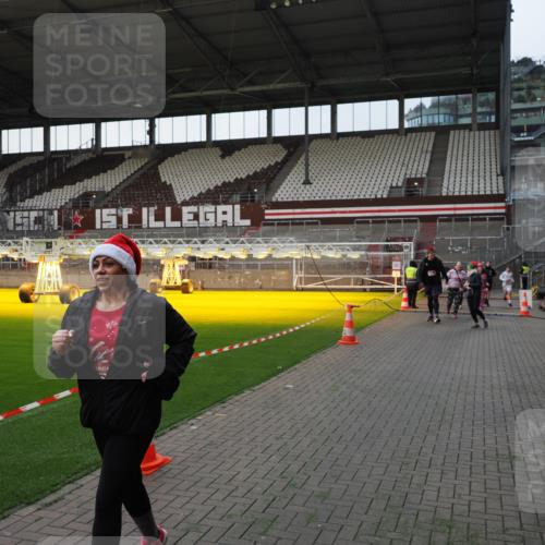 07.12.2025 - St. Pauli X-Mass-Run No. 15 Fabian Wolf http://msf.ph/oto/9395917 07.12.2025 10:34:33 Ziel 137, 578, 2212, 2639, 3389, 3390, 4316, 4317, 4336, 4337 meine-sportfotos.de