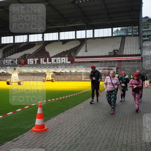 07.12.2025 - St. Pauli X-Mass-Run No. 15 Fabian Wolf http://msf.ph/oto/9395922 07.12.2025 10:34:39 Ziel 137, 578, 2212, 2639, 3389, 3390, 4316, 4317, 4336, 4337 meine-sportfotos.de