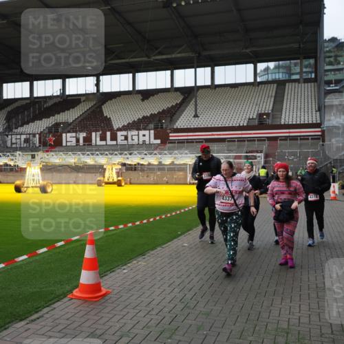 07.12.2025 - St. Pauli X-Mass-Run No. 15 Fabian Wolf http://msf.ph/oto/9395926 07.12.2025 10:34:39 Ziel 137, 578, 2212, 2639, 3389, 3390, 4316, 4317, 4336, 4337 meine-sportfotos.de