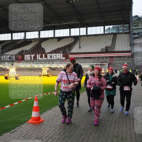 07.12.2025 - St. Pauli X-Mass-Run No. 15 Fabian Wolf http://msf.ph/oto/9395931 07.12.2025 10:34:41 Ziel 137, 578, 2639, 3389, 3390, 4309, 4316, 4317, 4336, 4337 meine-sportfotos.de