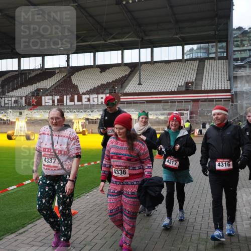 07.12.2025 - St. Pauli X-Mass-Run No. 15 Fabian Wolf http://msf.ph/oto/9395934 07.12.2025 10:34:42 Ziel 137, 578, 3389, 3390, 4277, 4309, 4310, 4316, 4317, 4336, 4337 meine-sportfotos.de