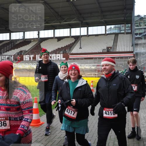 07.12.2025 - St. Pauli X-Mass-Run No. 15 Fabian Wolf http://msf.ph/oto/9395938 07.12.2025 10:34:43 Ziel 137, 578, 3389, 3390, 4276, 4277, 4309, 4310, 4316, 4317, 4336, 4337 meine-sportfotos.de