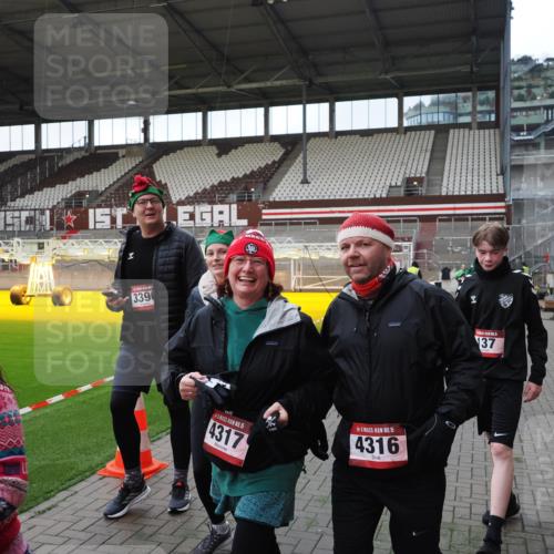 07.12.2025 - St. Pauli X-Mass-Run No. 15 Fabian Wolf http://msf.ph/oto/9395939 07.12.2025 10:34:43 Ziel 137, 578, 3389, 3390, 4276, 4277, 4309, 4310, 4316, 4317, 4336, 4337 meine-sportfotos.de