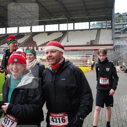 07.12.2025 - St. Pauli X-Mass-Run No. 15 Fabian Wolf http://msf.ph/oto/9395940 07.12.2025 10:34:43 Ziel 137, 578, 3389, 3390, 4276, 4277, 4309, 4310, 4316, 4317, 4336, 4337 meine-sportfotos.de