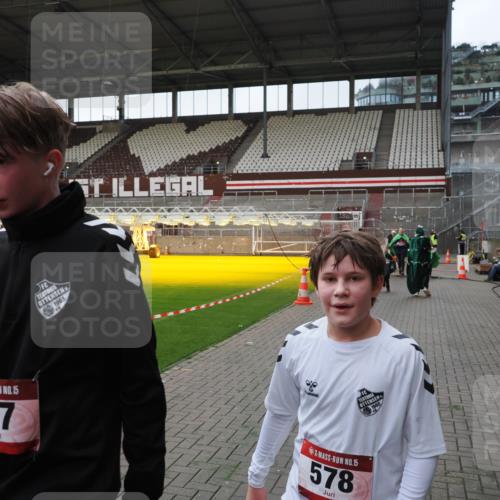 07.12.2025 - St. Pauli X-Mass-Run No. 15 Fabian Wolf http://msf.ph/oto/9395948 07.12.2025 10:34:45 Ziel 137, 493, 578, 3389, 3390, 4276, 4277, 4309, 4310, 4316, 4317, 4336, 4337 meine-sportfotos.de
