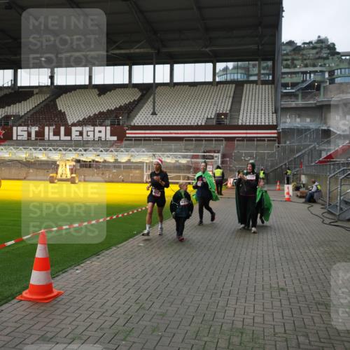 07.12.2025 - St. Pauli X-Mass-Run No. 15 Fabian Wolf http://msf.ph/oto/9395952 07.12.2025 10:34:49 Ziel 137, 493, 578, 4276, 4277, 4309, 4310, 4316, 4317, 4336, 4337 meine-sportfotos.de