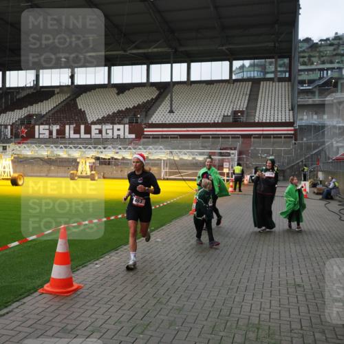 07.12.2025 - St. Pauli X-Mass-Run No. 15 Fabian Wolf http://msf.ph/oto/9395954 07.12.2025 10:34:50 Ziel 137, 493, 578, 4276, 4277, 4309, 4310, 4316, 4317, 4336, 4337 meine-sportfotos.de