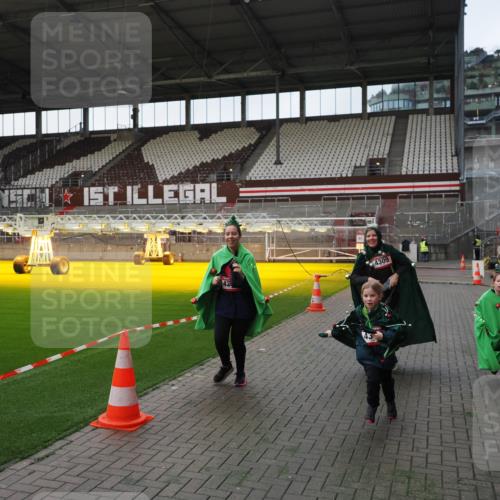 07.12.2025 - St. Pauli X-Mass-Run No. 15 Fabian Wolf http://msf.ph/oto/9395963 07.12.2025 10:34:52 Ziel 137, 493, 578, 4276, 4277, 4309, 4310 meine-sportfotos.de