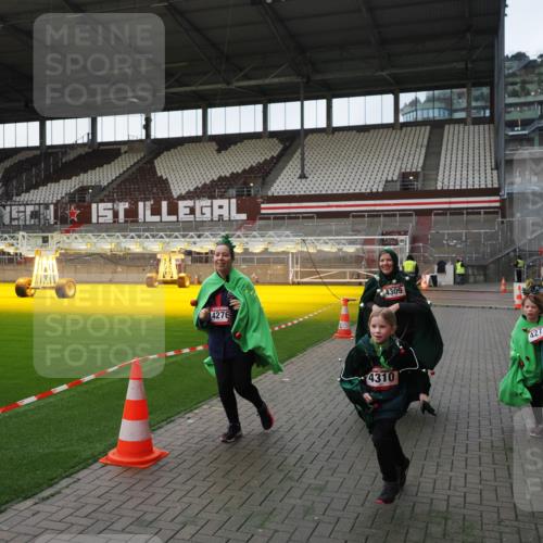 07.12.2025 - St. Pauli X-Mass-Run No. 15 Fabian Wolf http://msf.ph/oto/9395964 07.12.2025 10:34:52 Ziel 137, 493, 578, 4276, 4277, 4309, 4310 meine-sportfotos.de