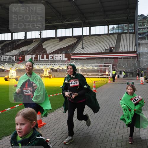 07.12.2025 - St. Pauli X-Mass-Run No. 15 Fabian Wolf http://msf.ph/oto/9395967 07.12.2025 10:34:53 Ziel 137, 493, 578, 4276, 4277, 4309, 4310 meine-sportfotos.de