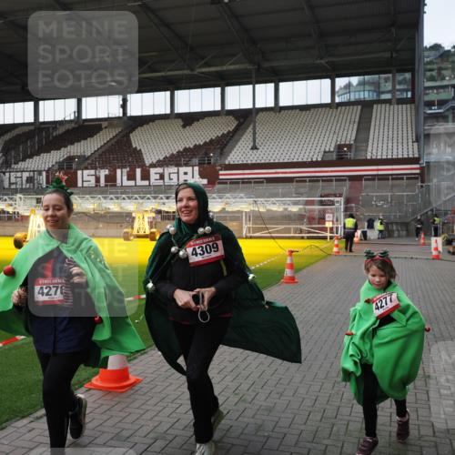 07.12.2025 - St. Pauli X-Mass-Run No. 15 Fabian Wolf http://msf.ph/oto/9395968 07.12.2025 10:34:54 Ziel 493, 4276, 4277, 4309, 4310 meine-sportfotos.de