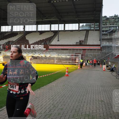 07.12.2025 - St. Pauli X-Mass-Run No. 15 Fabian Wolf http://msf.ph/oto/9395979 07.12.2025 10:35:01 Ziel 493, 561, 4276, 4277, 4310, 4443 meine-sportfotos.de