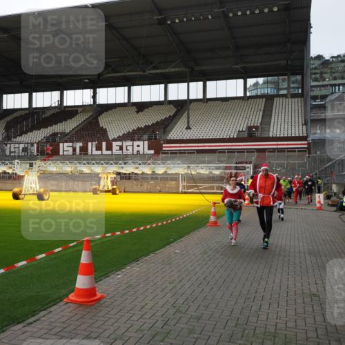 07.12.2025 - St. Pauli X-Mass-Run No. 15 Fabian Wolf http://msf.ph/oto/9395980 07.12.2025 10:35:10 Ziel 561, 2353, 2422, 2857, 2863, 4147, 4149, 4443, 4772, 4776, 4778, 4779 meine-sportfotos.de