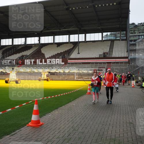 07.12.2025 - St. Pauli X-Mass-Run No. 15 Fabian Wolf http://msf.ph/oto/9395981 07.12.2025 10:35:10 Ziel 561, 2353, 2422, 2857, 2863, 4147, 4149, 4443, 4772, 4776, 4778, 4779 meine-sportfotos.de