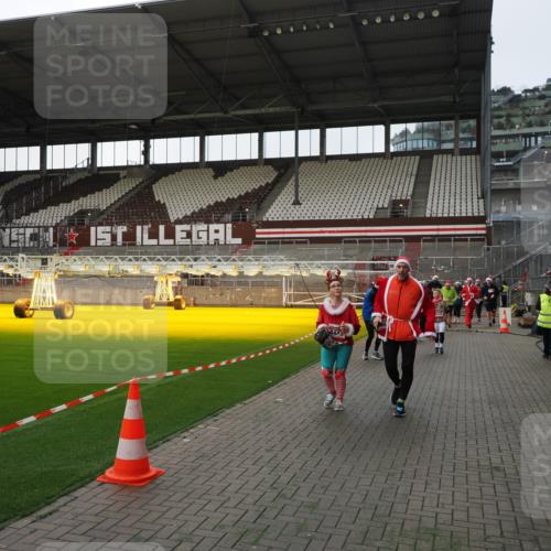 07.12.2025 - St. Pauli X-Mass-Run No. 15 Fabian Wolf http://msf.ph/oto/9395984 07.12.2025 10:35:10 Ziel 561, 2353, 2422, 2857, 2863, 4147, 4149, 4443, 4772, 4776, 4778, 4779 meine-sportfotos.de