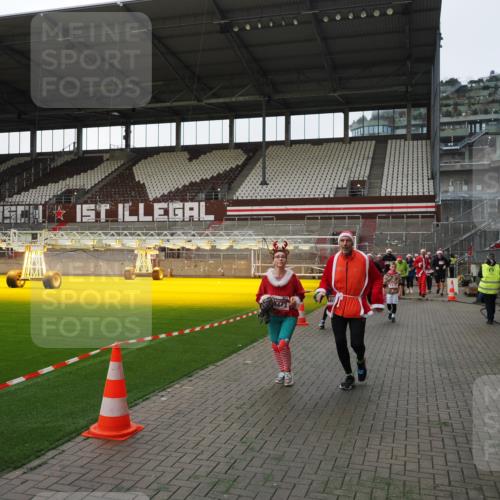 07.12.2025 - St. Pauli X-Mass-Run No. 15 Fabian Wolf http://msf.ph/oto/9395986 07.12.2025 10:35:11 Ziel 561, 2353, 2406, 2422, 2857, 2863, 4147, 4149, 4443, 4772, 4776, 4778, 4779 meine-sportfotos.de