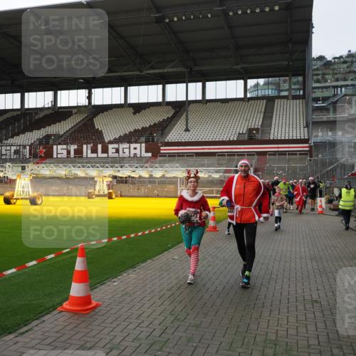 07.12.2025 - St. Pauli X-Mass-Run No. 15 Fabian Wolf http://msf.ph/oto/9395987 07.12.2025 10:35:11 Ziel 561, 2353, 2406, 2422, 2857, 2863, 4147, 4149, 4443, 4772, 4776, 4778, 4779 meine-sportfotos.de