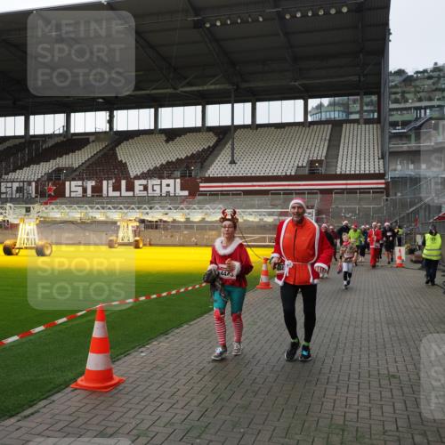 07.12.2025 - St. Pauli X-Mass-Run No. 15 Fabian Wolf http://msf.ph/oto/9395988 07.12.2025 10:35:11 Ziel 561, 2353, 2406, 2422, 2857, 2863, 4147, 4149, 4443, 4772, 4776, 4778, 4779 meine-sportfotos.de