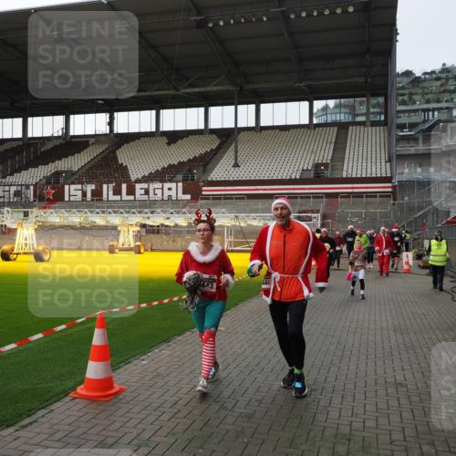 07.12.2025 - St. Pauli X-Mass-Run No. 15 Fabian Wolf http://msf.ph/oto/9395990 07.12.2025 10:35:12 Ziel 561, 2353, 2406, 2422, 2857, 2863, 4147, 4149, 4443, 4772, 4776, 4778, 4779 meine-sportfotos.de