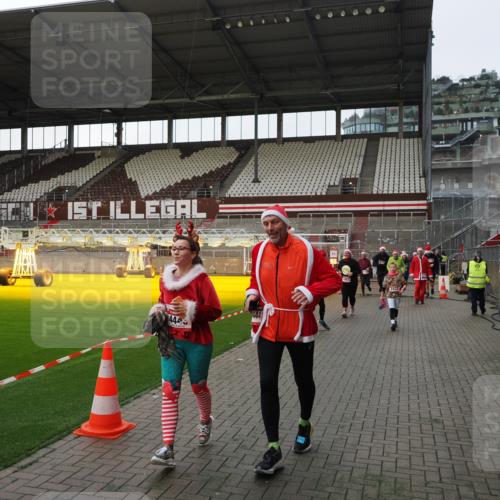 07.12.2025 - St. Pauli X-Mass-Run No. 15 Fabian Wolf http://msf.ph/oto/9395992 07.12.2025 10:35:12 Ziel 561, 2353, 2406, 2422, 2857, 2863, 4147, 4149, 4443, 4772, 4776, 4778, 4779 meine-sportfotos.de