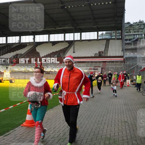 07.12.2025 - St. Pauli X-Mass-Run No. 15 Fabian Wolf http://msf.ph/oto/9395994 07.12.2025 10:35:12 Ziel 561, 2353, 2406, 2422, 2857, 2863, 4147, 4149, 4443, 4772, 4776, 4778, 4779 meine-sportfotos.de