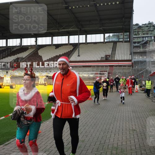 07.12.2025 - St. Pauli X-Mass-Run No. 15 Fabian Wolf http://msf.ph/oto/9395995 07.12.2025 10:35:13 Ziel 561, 2353, 2406, 2422, 2857, 2863, 4147, 4149, 4443, 4772, 4776, 4778, 4779 meine-sportfotos.de