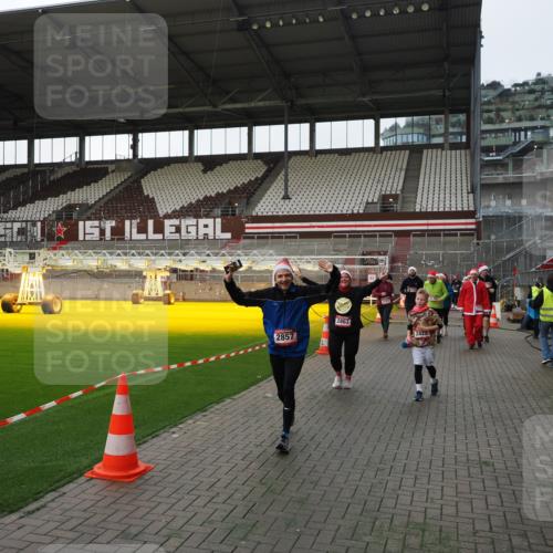 07.12.2025 - St. Pauli X-Mass-Run No. 15 Fabian Wolf http://msf.ph/oto/9395996 07.12.2025 10:35:15 Ziel 561, 2353, 2406, 2422, 2857, 2863, 3224, 3721, 4147, 4149, 4443, 4772, 4776, 4778, 4779 meine-sportfotos.de