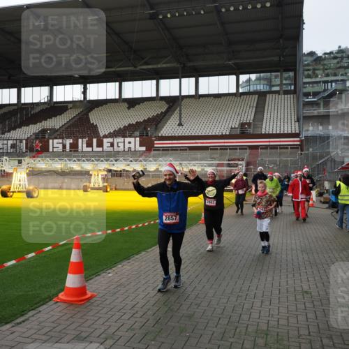 07.12.2025 - St. Pauli X-Mass-Run No. 15 Fabian Wolf http://msf.ph/oto/9395997 07.12.2025 10:35:15 Ziel 561, 2353, 2406, 2422, 2857, 2863, 3224, 3721, 4147, 4149, 4443, 4772, 4776, 4778, 4779 meine-sportfotos.de