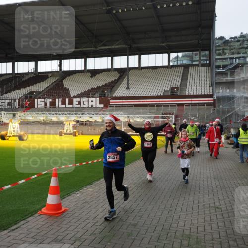 07.12.2025 - St. Pauli X-Mass-Run No. 15 Fabian Wolf http://msf.ph/oto/9395998 07.12.2025 10:35:15 Ziel 561, 2353, 2406, 2422, 2857, 2863, 3224, 3721, 4147, 4149, 4443, 4772, 4776, 4778, 4779 meine-sportfotos.de