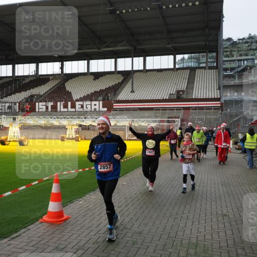 07.12.2025 - St. Pauli X-Mass-Run No. 15 Fabian Wolf http://msf.ph/oto/9395999 07.12.2025 10:35:15 Ziel 561, 2353, 2406, 2422, 2857, 2863, 3224, 3721, 4147, 4149, 4443, 4772, 4776, 4778, 4779 meine-sportfotos.de