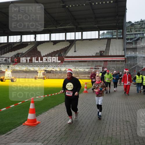 07.12.2025 - St. Pauli X-Mass-Run No. 15 Fabian Wolf http://msf.ph/oto/9396004 07.12.2025 10:35:16 Ziel 561, 2353, 2406, 2422, 2857, 2863, 3224, 3721, 4147, 4149, 4443, 4595, 4772, 4776, 4778, 4779 meine-sportfotos.de