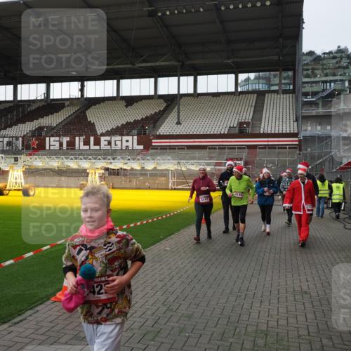 07.12.2025 - St. Pauli X-Mass-Run No. 15 Fabian Wolf http://msf.ph/oto/9396014 07.12.2025 10:35:18 Ziel 998, 1100, 1365, 2353, 2406, 2422, 2857, 2863, 3224, 3721, 4147, 4149, 4443, 4595, 4772, 4776, 4778, 4779 meine-sportfotos.de