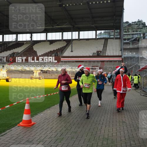 07.12.2025 - St. Pauli X-Mass-Run No. 15 Fabian Wolf http://msf.ph/oto/9396021 07.12.2025 10:35:20 Ziel 998, 1100, 1365, 2353, 2406, 2422, 2857, 2863, 3224, 3721, 4147, 4149, 4443, 4595, 4772, 4776, 4778, 4779 meine-sportfotos.de