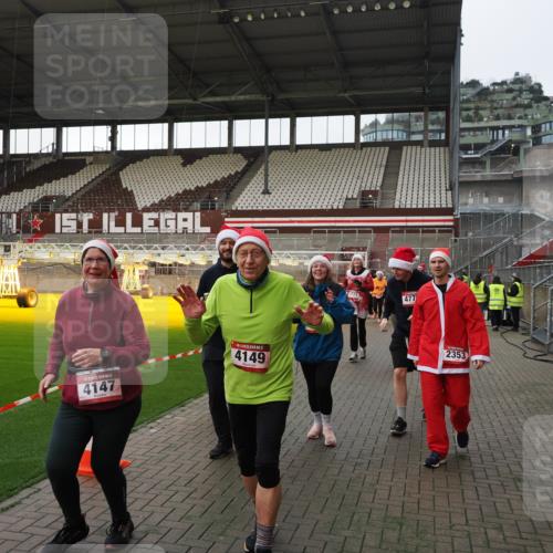 07.12.2025 - St. Pauli X-Mass-Run No. 15 Fabian Wolf http://msf.ph/oto/9396027 07.12.2025 10:35:21 Ziel 998, 1100, 1365, 2353, 2406, 2422, 2857, 2863, 3224, 3721, 4147, 4149, 4443, 4595, 4772, 4776, 4778, 4779 meine-sportfotos.de