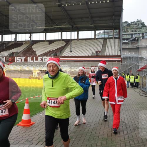 07.12.2025 - St. Pauli X-Mass-Run No. 15 Fabian Wolf http://msf.ph/oto/9396029 07.12.2025 10:35:22 Ziel 998, 1100, 1365, 2353, 2406, 2422, 2857, 2863, 3224, 3721, 4147, 4149, 4595, 4772, 4776, 4778, 4779 meine-sportfotos.de