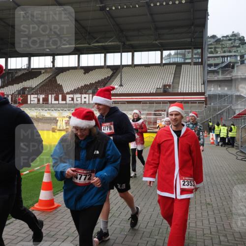 07.12.2025 - St. Pauli X-Mass-Run No. 15 Fabian Wolf http://msf.ph/oto/9396033 07.12.2025 10:35:23 Ziel 998, 1100, 1365, 2353, 2406, 2422, 2857, 2863, 3224, 3721, 4147, 4149, 4595, 4772, 4776, 4778, 4779 meine-sportfotos.de