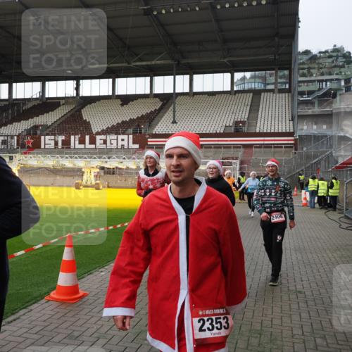 07.12.2025 - St. Pauli X-Mass-Run No. 15 Fabian Wolf http://msf.ph/oto/9396038 07.12.2025 10:35:24 Ziel 998, 1100, 1365, 2353, 2406, 2422, 2857, 2863, 3224, 3721, 4147, 4149, 4595, 4772, 4776, 4778, 4779 meine-sportfotos.de