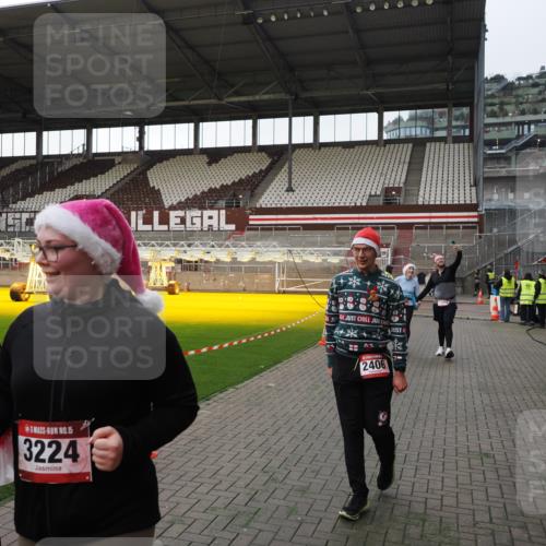 07.12.2025 - St. Pauli X-Mass-Run No. 15 Fabian Wolf http://msf.ph/oto/9396047 07.12.2025 10:35:26 Ziel 998, 1100, 1365, 2353, 2406, 3224, 3721, 4147, 4149, 4595, 4772, 4776, 4778, 4779 meine-sportfotos.de