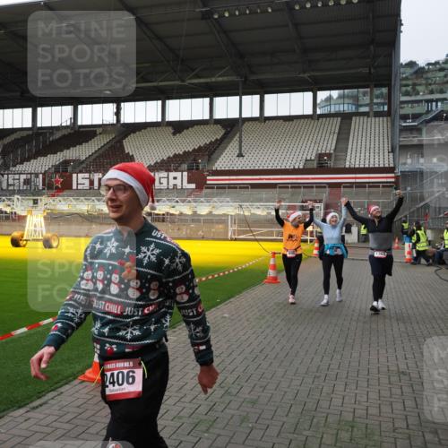 07.12.2025 - St. Pauli X-Mass-Run No. 15 Fabian Wolf http://msf.ph/oto/9396053 07.12.2025 10:35:27 Ziel 998, 1100, 1365, 2353, 2406, 3224, 3721, 4147, 4149, 4595, 4772, 4776, 4778, 4779 meine-sportfotos.de