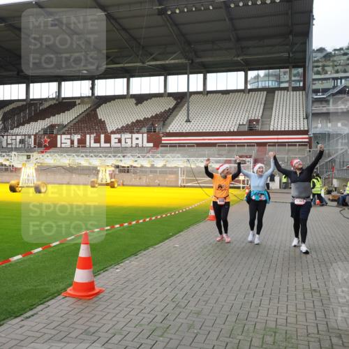 07.12.2025 - St. Pauli X-Mass-Run No. 15 Fabian Wolf http://msf.ph/oto/9396056 07.12.2025 10:35:28 Ziel 998, 1100, 1365, 2353, 2406, 3224, 3721, 4147, 4149, 4595, 4772, 4776, 4778, 4779 meine-sportfotos.de
