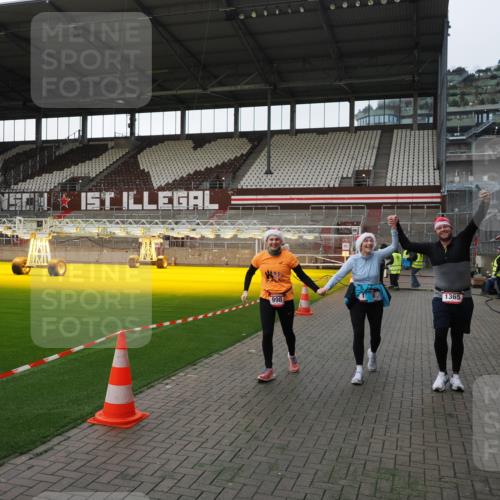07.12.2025 - St. Pauli X-Mass-Run No. 15 Fabian Wolf http://msf.ph/oto/9396061 07.12.2025 10:35:29 Ziel 998, 1100, 1365, 2353, 2406, 3224, 3721, 4595, 4772, 4776, 4778 meine-sportfotos.de