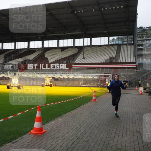 07.12.2025 - St. Pauli X-Mass-Run No. 15 Fabian Wolf http://msf.ph/oto/9396083 07.12.2025 10:35:38 Ziel 998, 1100, 1365, 1822 meine-sportfotos.de