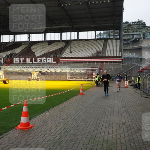 07.12.2025 - St. Pauli X-Mass-Run No. 15 Fabian Wolf http://msf.ph/oto/9396090 07.12.2025 10:35:47 Ziel 1822, 2489, 4034 meine-sportfotos.de