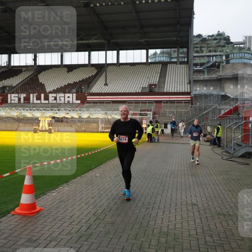 07.12.2025 - St. Pauli X-Mass-Run No. 15 Fabian Wolf http://msf.ph/oto/9396097 07.12.2025 10:35:51 Ziel 350, 1822, 2489, 3476, 4034 meine-sportfotos.de