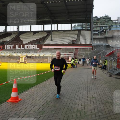 07.12.2025 - St. Pauli X-Mass-Run No. 15 Fabian Wolf http://msf.ph/oto/9396098 07.12.2025 10:35:51 Ziel 350, 1822, 2489, 3476, 4034 meine-sportfotos.de