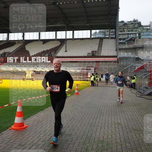 07.12.2025 - St. Pauli X-Mass-Run No. 15 Fabian Wolf http://msf.ph/oto/9396099 07.12.2025 10:35:51 Ziel 350, 1822, 2489, 3476, 4034 meine-sportfotos.de